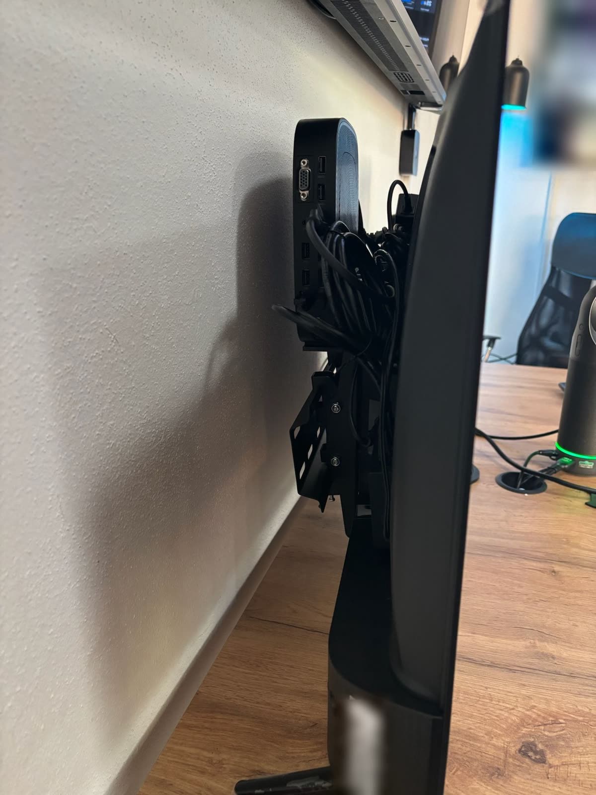 Přehrávač a svázané kabely schované za televizí, pohled z boku