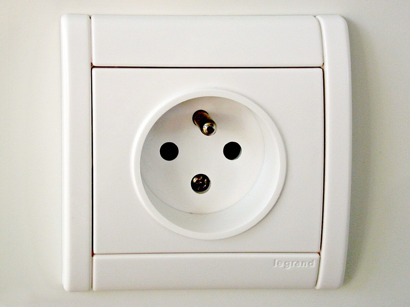 Elektrická zásuvka 230 V (ilustrační foto, Wikimedia Commons, volné dílo) Bílá elektrická zásuvka 230 V s kolíkem pro uzemnění