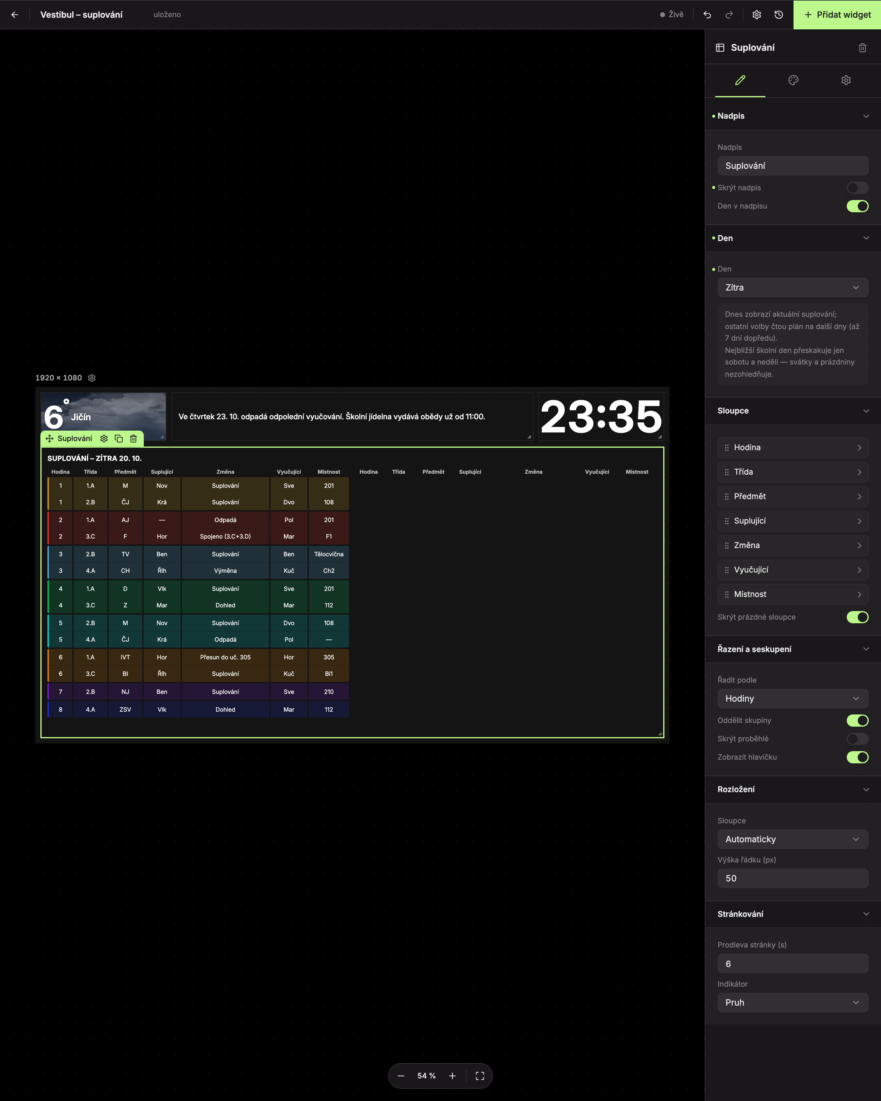 Widget s dnem Zítra a zobrazeným nadpisem: 1 přepínač Skrýt nadpis vypnutý, 2 nový přepínač Den v nadpisu, 3 nadpis s dnem a datem