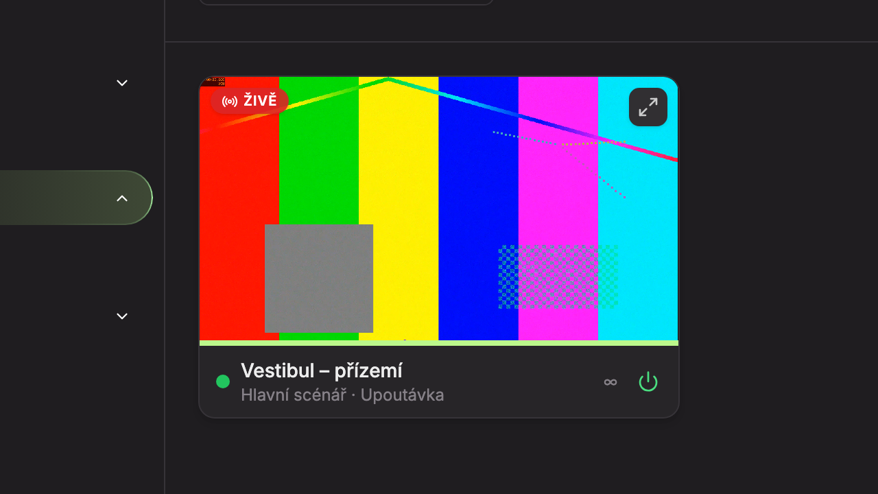 Karta zařízení: 1 štítek Živě, 2 tlačítko živého monitoru, 3 název zařízení, scénář a obrazovka, 4 počítadlo kroku, 5 vypínač obrazovky
